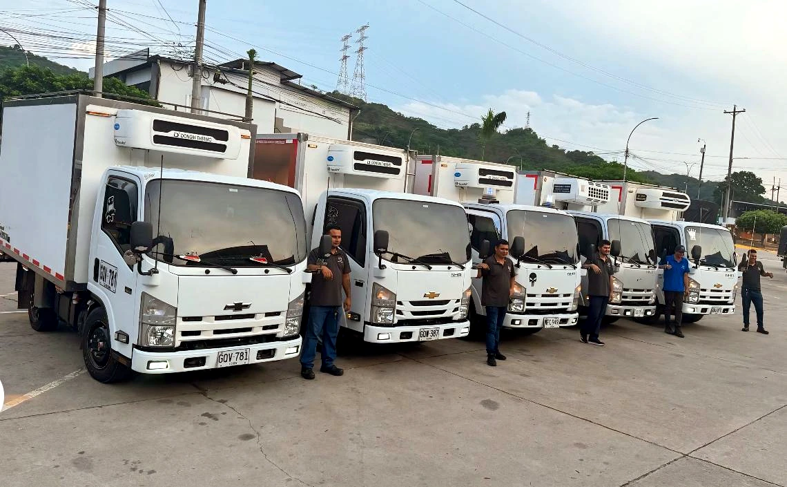 Flota refrigerada real de J&M Logística Integral con su equipo operativo